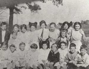 Castle have School class, 1914, with current windmill builder Jim Richardson sitting 4th from right